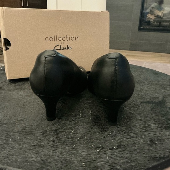 Clarks Black Heels Elegant Pointed-Toe Design - Picture 5 of 7